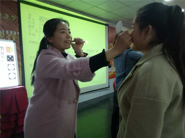易視界伙伴們認真學(xué)習(xí)中