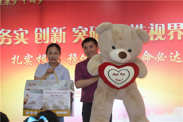 易視界表現(xiàn)優(yōu)秀的伙伴上臺(tái)領(lǐng)取獎(jiǎng)品